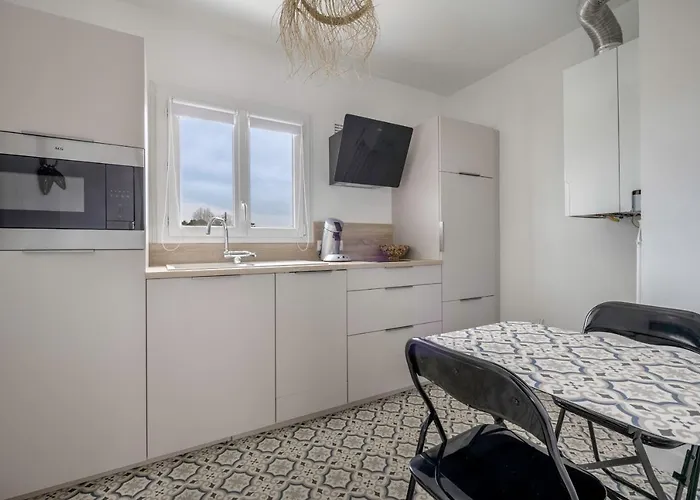 Apartmán A 650m De La ! *